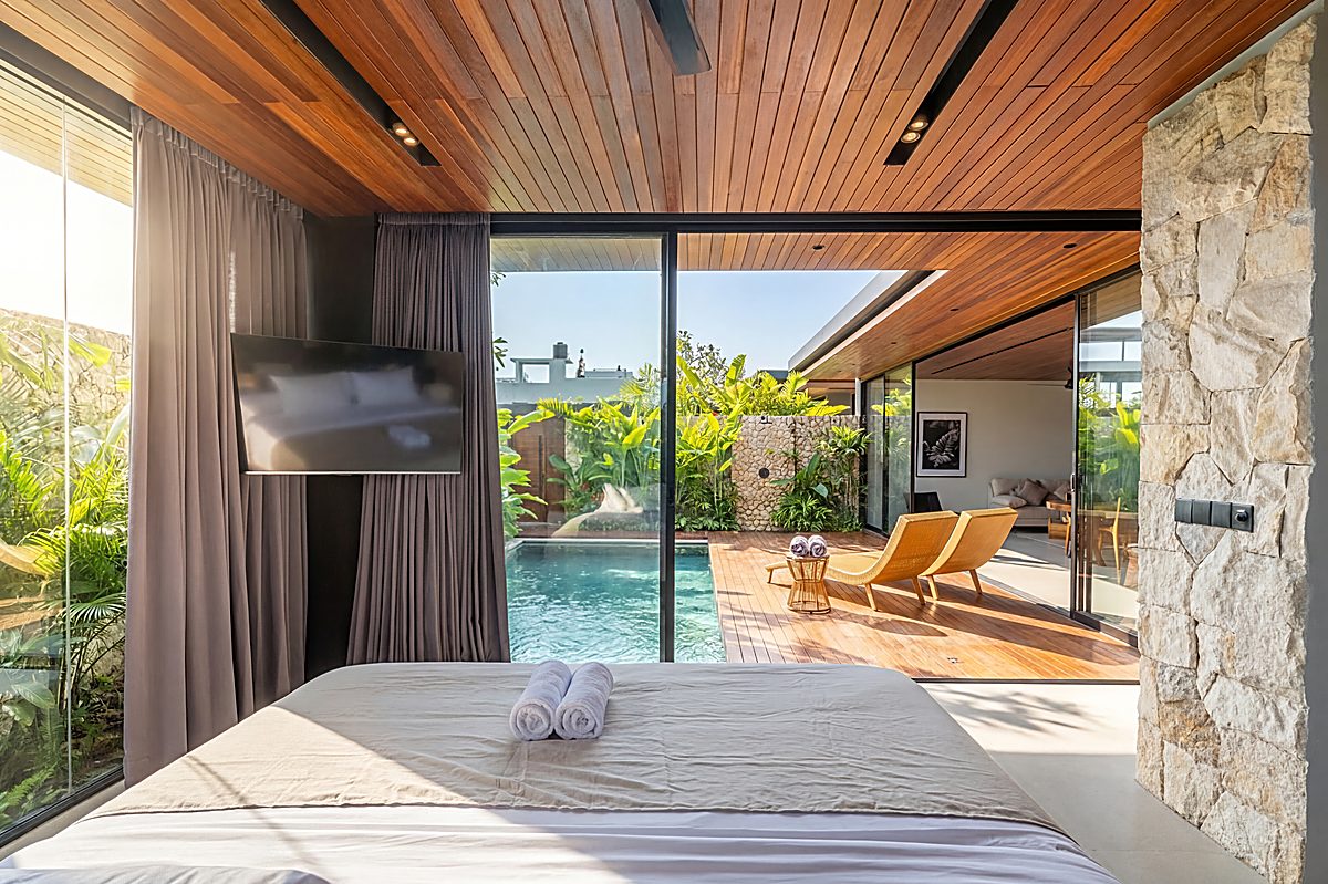 Bedroom with bathtub and jungle view